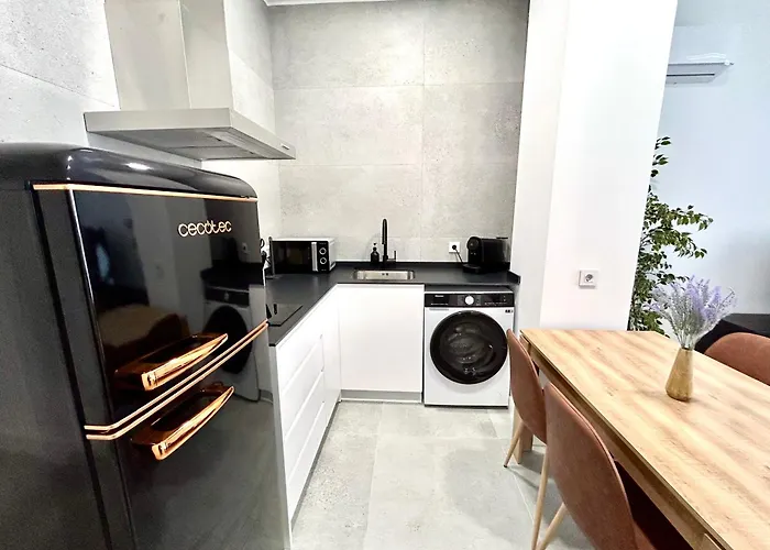 Valencia Getaway - Jacuzzi, Space & Comfort