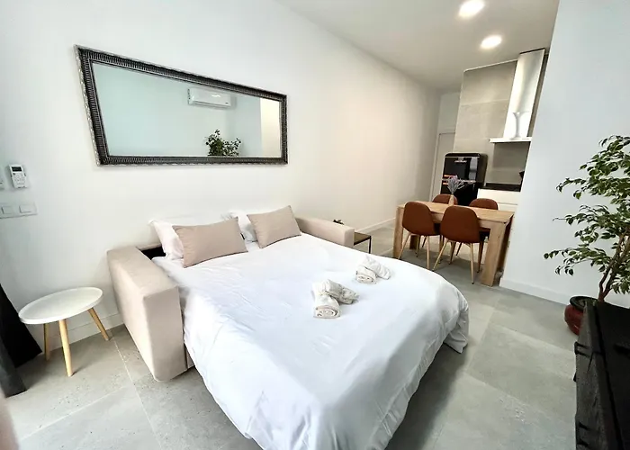 Valencia Getaway - Jacuzzi, Space & Comfort