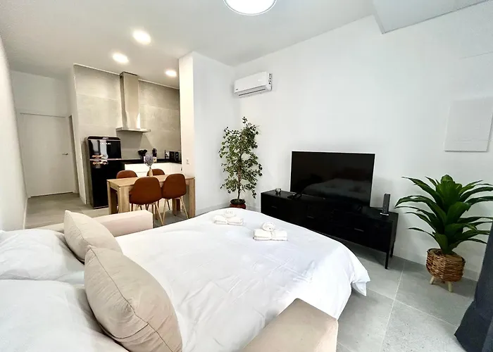Valencia Getaway - Jacuzzi, Space & Comfort